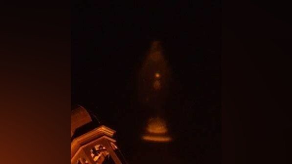 Hier der vergrößerte Ausschnitt dessen, was Stefan Glöckl neben dem Kirchturm sah. Glöckl hält eine Lichtreflexion für am wahrscheinlichsten.