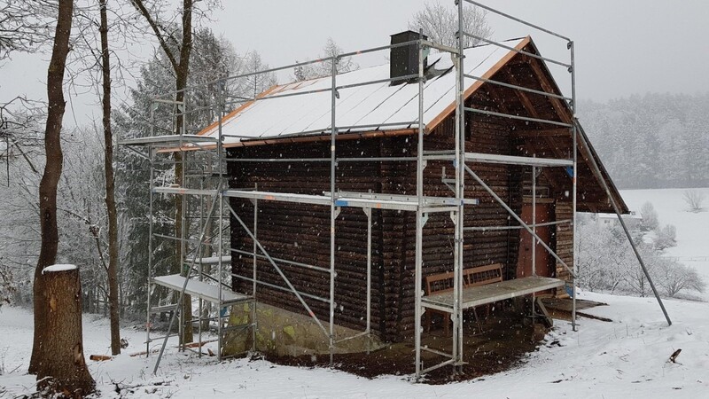 Die Sankt-Josefs-Klause ist zwar noch eingerüstet, doch das Dach ist schon wieder dicht und schützt vor Regen und Schnee.