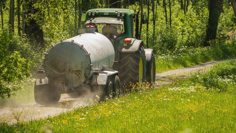 Beim Blitzermarathon erwischt es nicht nur Raser. In Haselbach im Landkreis Straubing-Bogen wurde ein Landwirt auf seinem Traktor zur Kasse gebeten. (Symbolbild)