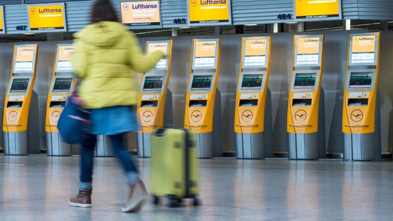 Seit dem frühen Montagmorgen streiken die Lufthansa-Flugbegleiter am Münchner Flughafen.