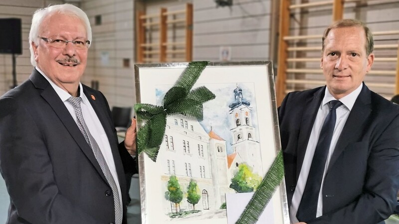 Ernennung zum Altbürgermeister: Geisenfelds neuer Bürgermeister Paul Weber (rechts) übergibt seinem Amtsvorgänger Christian Staudter als Abschiedsgeschenk der Stadt ein gemaltes Bild vom Rathaus.