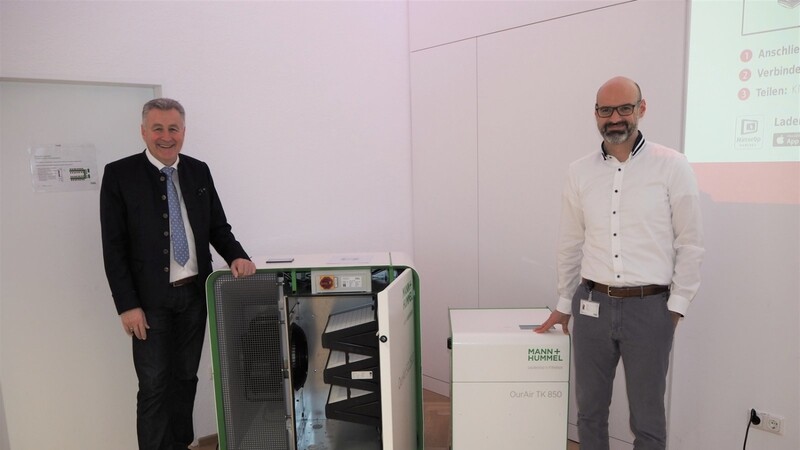 Werkleiter Bernhard Wimmer und Thomas Heininger bei der Präsentation der beiden Geräte.