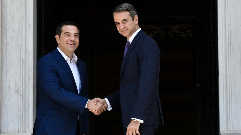 Alexis Tsipras (l.) empfängt seinen Amtsnachfolger Kyriakos Mitsotakis am Amtssitz des griechischen Premierministers.