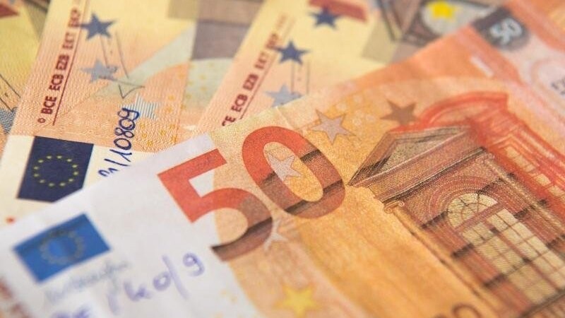 Ein 25-Jähriger soll über das Internet 100.000 Euro Falschgeld gekauft haben, um es gewinnbringend in Umlauf zu bringen. Die Staatsanwaltschaft Landshut hat gegen ihn Anklage erhoben.