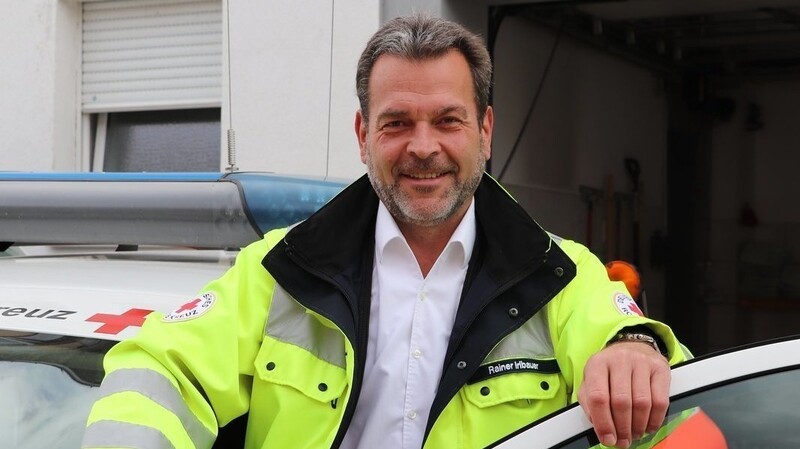 Auch nach 40 Dienstjahren ist der Moosburger Rainer Irlbauer noch gerne - derzeit als Einsatzleiter - fürs Rote Kreuz unterwegs.