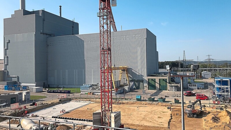 Am 1. September haben die Bauarbeiten für die Bereitstellungshalle für schwach- und mittelradioaktive Abfälle am Standort des Kernkraftwerks Isar (BeHa KKI) begonnen. Auf dem Bild zu sehen, sind die Arbeiten zur Betonage der Sauberkeitsschicht.