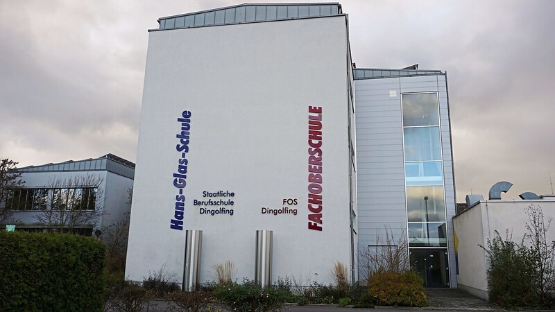 Die Fachoberschule Dingolfing teilt sich die Räumlichkeiten an der Pestalozzistraße mit der Hans-Glas-Schule.