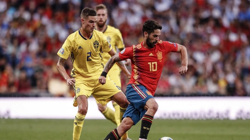 Spaniens Isco (rechts) behauptet sich gegen Schwedens Mikael Lustig.