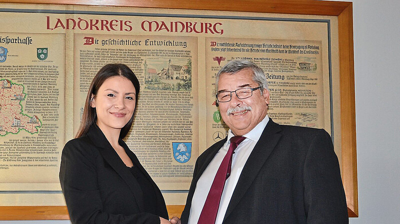 Auf gute Zusammenarbeit: Stellvertretender VG-Vorsitzender Josef Hillerbrand begrüßte die neue Hauptamtsleiterin Eva Spornraft offiziell im Hause.