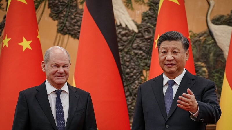 "Sie unterstützen Hamburg ja dabei, die Seidenstraßeninitiative gemeinsam mit uns umzusetzen", sagte Chinas Staats- und Parteichef Xi Jinping (r.) zu Bundeskanzler Olaf Scholz. Der SPD-Politiker stand offenbar schon lange bei Peking im Wort.