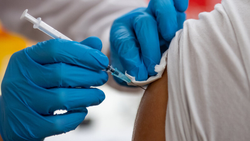 Eine Booster-Impfung ein halbes Jahr nach der letzten Immunisierung sollte "die Regel werden und nicht die Ausnahme", sagt Bundesgesundheitsminister Jens Spahn.