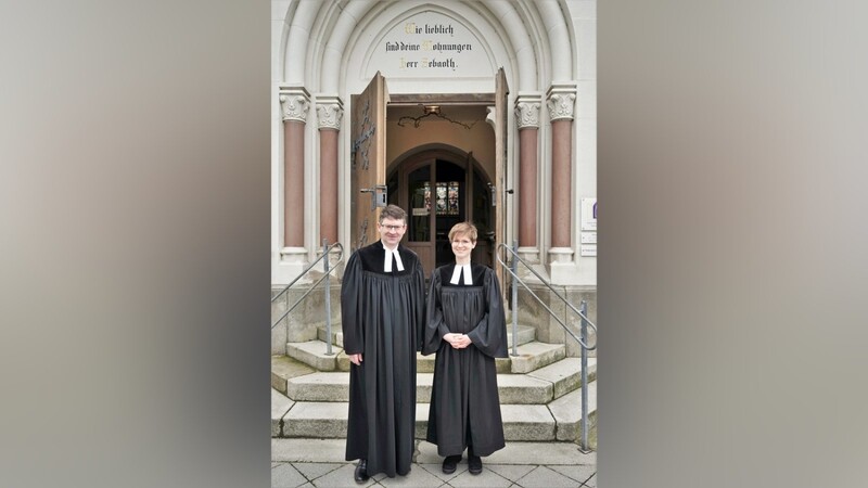 Pfarrer Klaus-Ulrich Bomhard und die neue Vikarin Mirijam Scherm vor dem Portal der Auferstehungskirche.