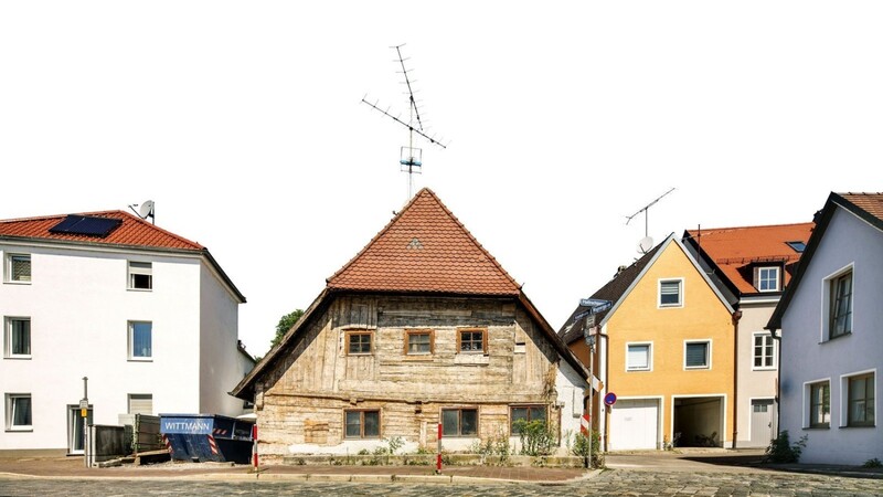 Das Handwerker- oder Tagelöhnerhaus Pfettrachgasse 7 ist im Jahr 1486 erbaut worden. Vom bauzeitlichen Blockbau ist noch ein großer Teil erhalten.