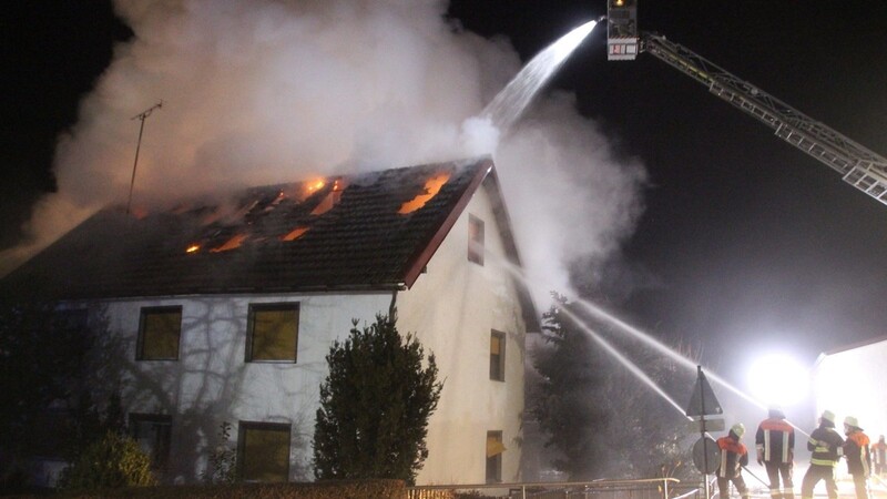 Im Laberweintinger Ortsteil Untergraßlfing ist es in der Nacht zu einem Brand gekommen.