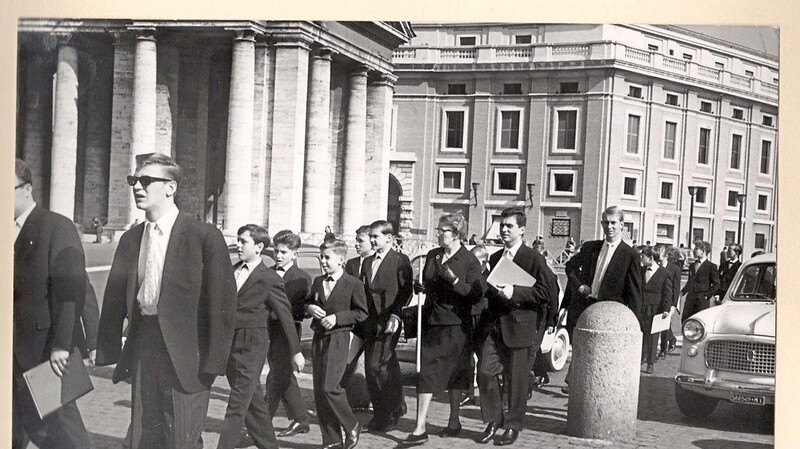 Alexander Metz (links neben dem Poller) auf dem Weg zum Konzert in Rom.