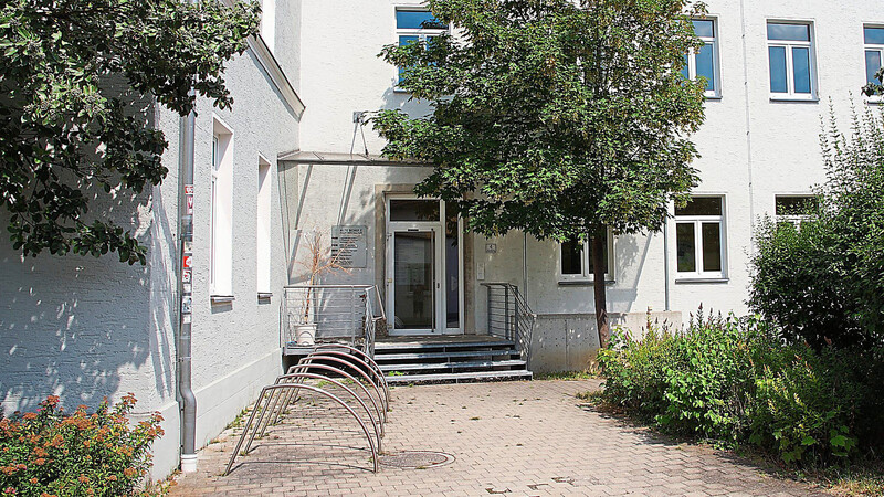 Das Haus der Kultur (Alte Schule) in Barbing, das einigen Vereinen wie Männerchor, Musik- oder Theaterverein als Heimstatt dient, wird um eine Rampe ergänzt.