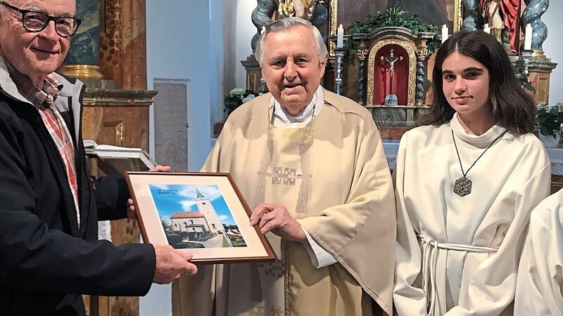 Kirchenpfleger Alfred Urban bedankte sich bei Ruhestandspfarrer Josef Amberger mit einem Bild der Kirche Sankt Ägidius.