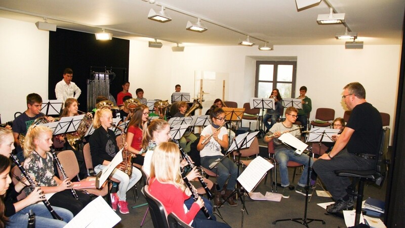 Die Jugendlichen in der Stadtkapelle Straubing musizieren auf vielen verschiedenen Instrumenten. Sie proben einmal wöchentlich. (Fotos: Wende)