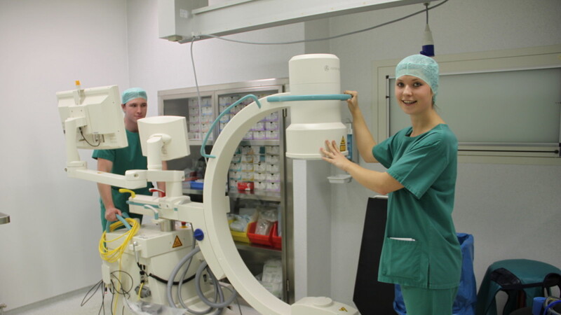 Michaela Bauer und ihr Kollege Johannes bereiten ein Röntgengerät für eine Operation vor.