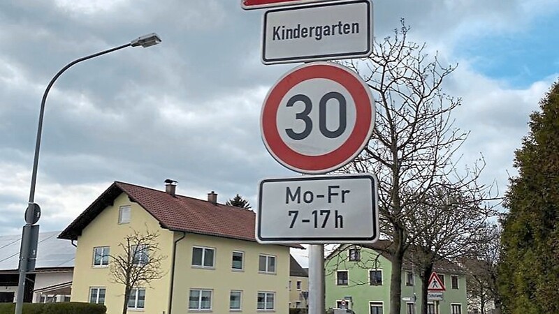 Auf Höhe der Hauptstraße 5 im Bereich des Kindergartens wurden neue Verkehrsschilder aufgestellt