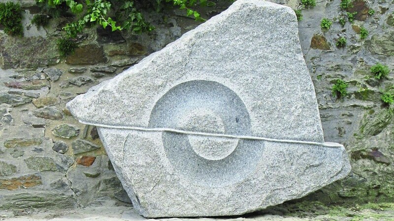 Diese Skulptur, betitelt mit "Chodenring", steht bei der Chodenburg in Doma?lice.