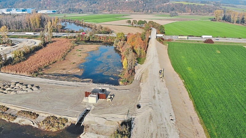 Im Zuge des Hochwasserschutzes wird auch die Scheibenstraße verlegt. An dieser Stelle entsteht der neue Deich, das Siel an der alten Donau ist bereits fertig.