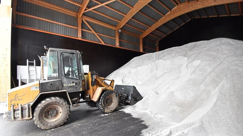 In der neuen Halle können bis zu 800 Tonnen Streumaterial gelagert werden.