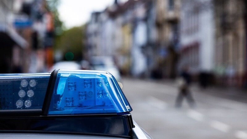 Die Passauer Polizei suchte am Samstag nach einem Mann, der mit einer Waffe unterwegs sein sollte (Symbolbild)