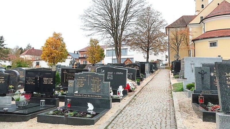 Der Friedhof in Runding bleibt an Allerheiligen nicht leer. Pfarrer Kilian Limbrunner segnet an vier verschiedenen Terminen die Gräber zusammen mit den Gläubigen.