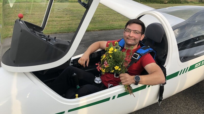 Markus Hutterer freut sich noch im Segelflugzeug sitzend über seinen ersten Flug ohne Lehrer.