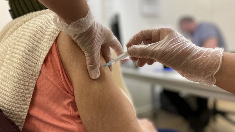 Eine Patientin wird im Impfzentrum geimpft.