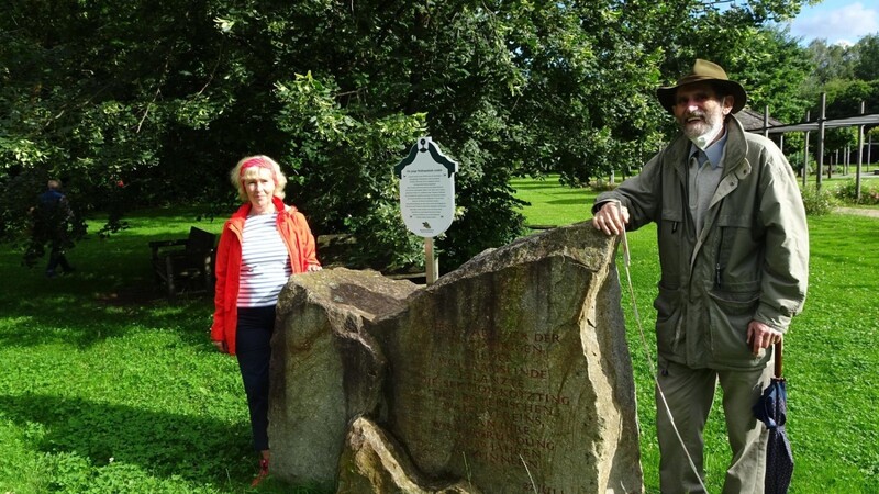 Wald-Vereins-Vorsitzende Martha Steppan und Matthias Simstich enthüllen die Tafel am Gedenkstein beim Wolframslinden-Ableger im Kurpark.