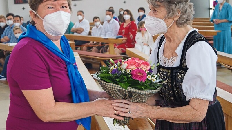 60 Jahre Mitglied beim Katholischen Frauenbund Roding - Blumen gab es für Luise Kirmer.