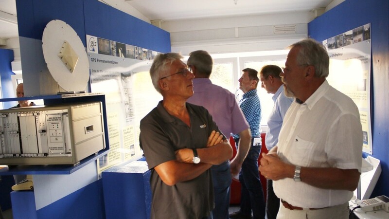 Dr. Wolfgang Schlüter (re.) erläutert Besuchern im Museum die ehemaligen Messinstrumente, mit denen die Satellitensignale verarbeitet wurden.