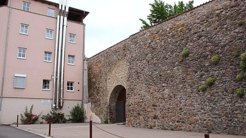 Das bestehende Gebäude - ein Teil des Hotels Randsbergerhof - und damit auch die historische Stadtmauer sollen einen Anbau bekommen, der bis über den Torbogen reicht. Der Durchgang zum Spitalgarten aber bleibt erhalten.