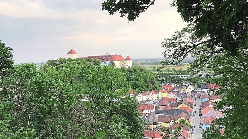In Wörth durch die Jahreszeiten: Der Schlossberg fotografiert im April ...