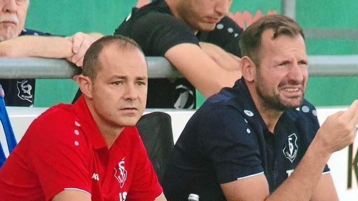Jochen Seitz (l.) und Toni Wittmann coachen den SV Burgweinting von der Seitenlinie aus.