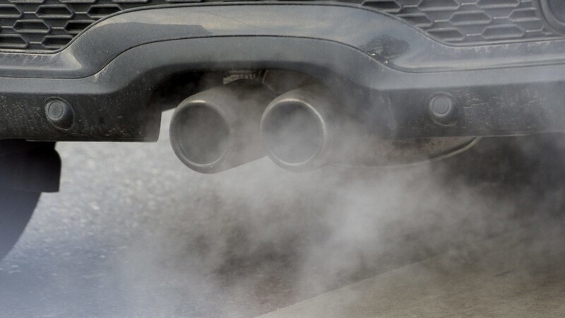 Die Luftverschmutzung vor allem aus Diesel-Abgasen bleibt in vielen deutschen Städten höher als erlaubt (Symbolbild).