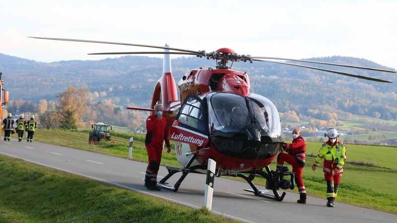 Ein Rettungshubschrauber flog eine der Verletzten nach Regensburg.