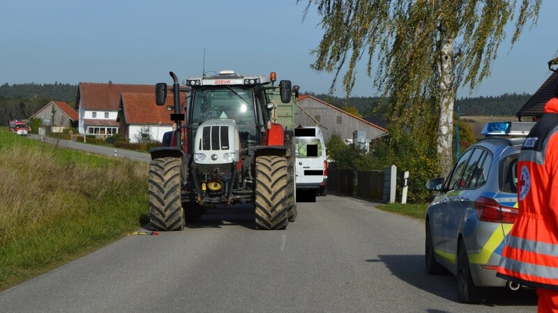 Zwischen Obergambach und Hohenthann (Landkreis Landshut) wurde am Mittwoch ein Mann von einem Traktor-Anhänger überrollt und getötet.