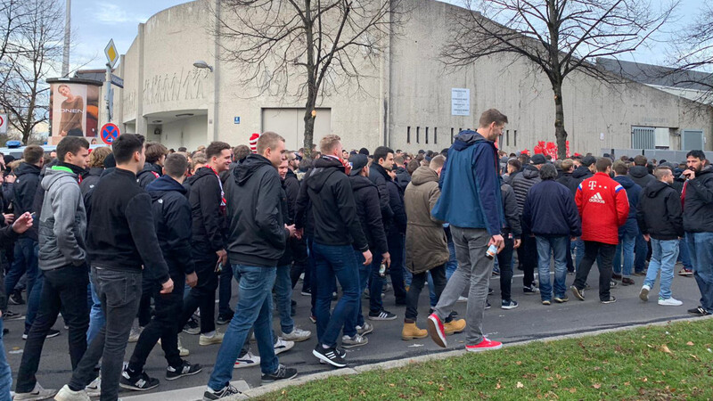 Die Bayern-Fans sind am Grünwalder Stadion angekommen.