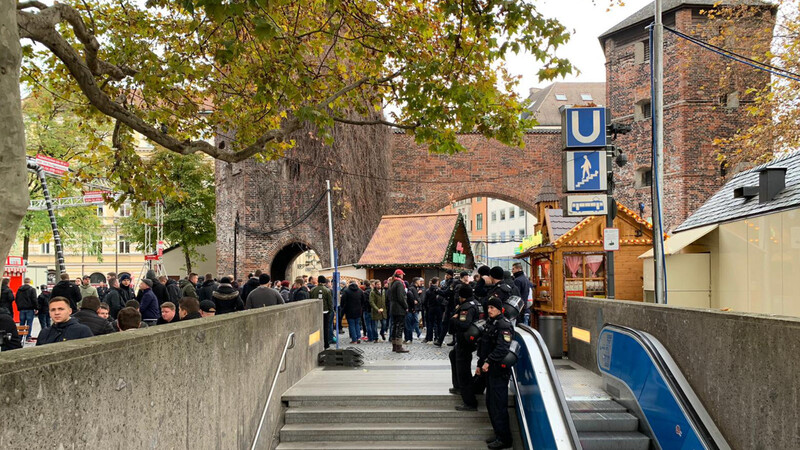 Die Bayern-Fans treffen sich am Sendlinger Tor.