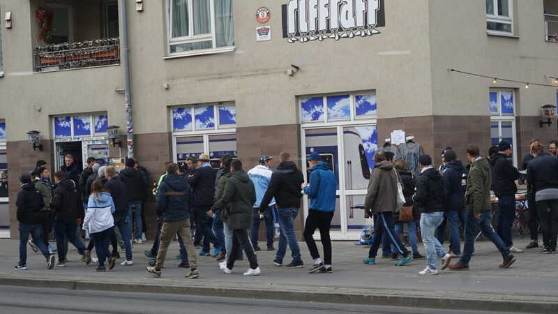 Löwen-Fans vor den Kneipen in Giesing.