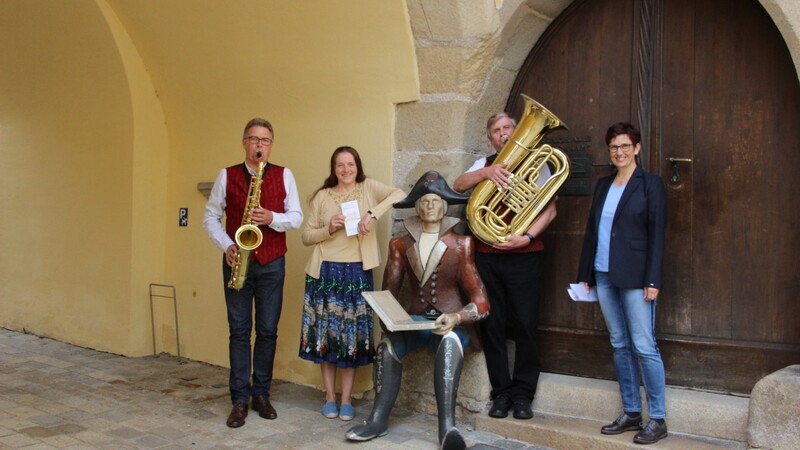 Ein Ständchen für Bürgermeisterin Karin Bucher (Zweite von links) und Kulturreferentin Petra Jakobi: Sepp Blaha (links) und Reinhard Lesinski mit Saxofon und Tuba.