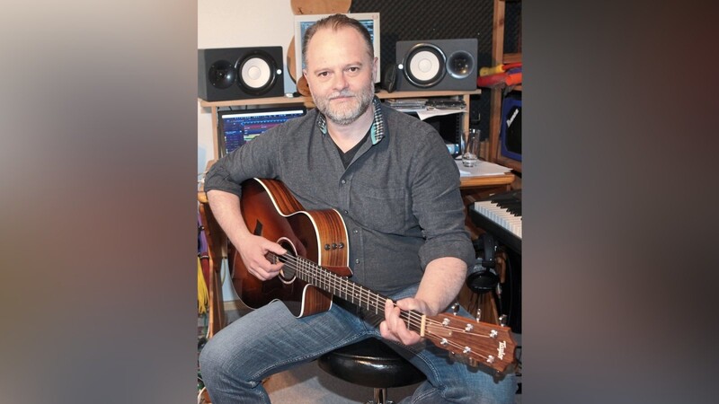 Schreibt die Songs für Tumblinweed: Klaus M. Werner an seiner Lieblingsgitarre in seinem Studio im Keller.