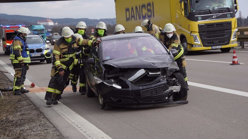 Auf der A3 bei Wörth ist am Dienstagmittag ein Opel-Fahrer in die Leitplanke gekracht und leicht verletzt worden.