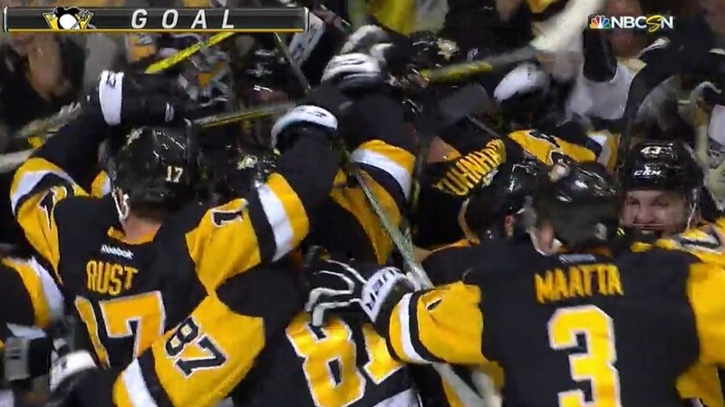 Großer Jubel bei den Spielern der Pittsburgh Penguins nach dem Siegtor in der Overtime.