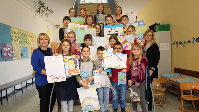 Viele Kinder freuten sich in der Grundschule Bruckberg über ihren Preis. Die Gewinner mit Martina Graf und Johanna Obermaier von der Raiffeisenbank Altdorf-Ergolding eG.