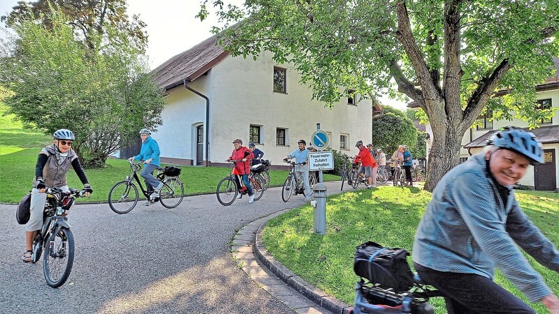 Start zum Radlerausflug im Rahmen des "Stadtradelns" am Klosterhof: Waldemar Reitzig führte die Gruppe mit 19 Personen an.