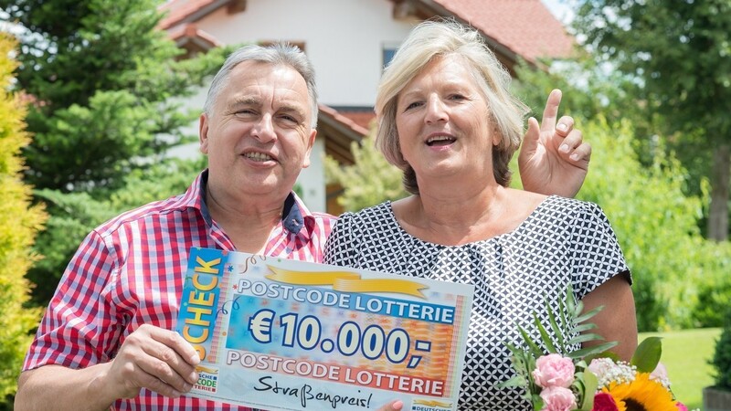 Pure Postcode-Freude: Gerd und seine Ehefrau Gabriele freuen sich über den Gewinnerscheck.